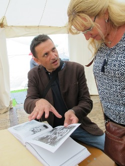 Аутор изложбе Богдана Шекарић говори о фотографијама из књиге др. Радивоја Симоновића госпођи професорици др. Gertrud Grünwied